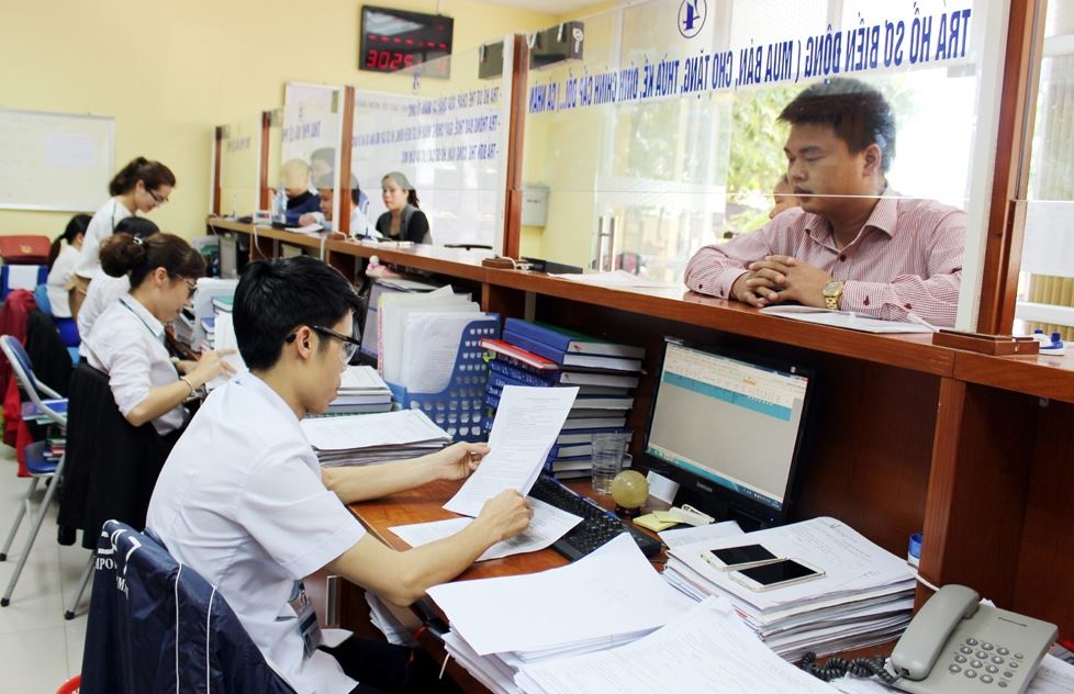 Cơ quan thẩm quyền có có trách nhiệm tiếp nhận hồ sơ cấp sổ đỏ lần đầu cho hộ gia đình cá nhân theo pháp luật