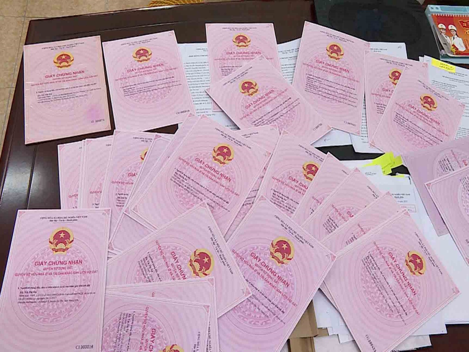 Người dân thường gọi Giấy chứng nhận nhà đất là sổ hồng