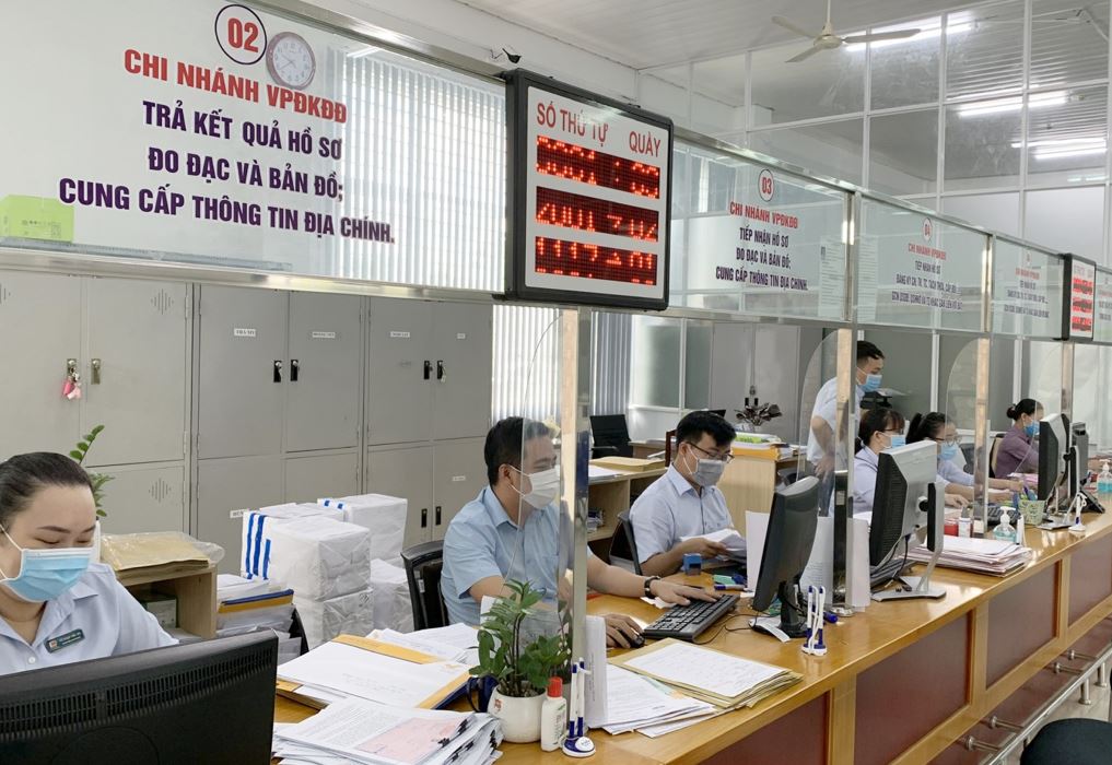 Văn phòng đăng ký đất đai thực hiện trả kết quả hồ sơ và cung cấp các thông tin địa chính