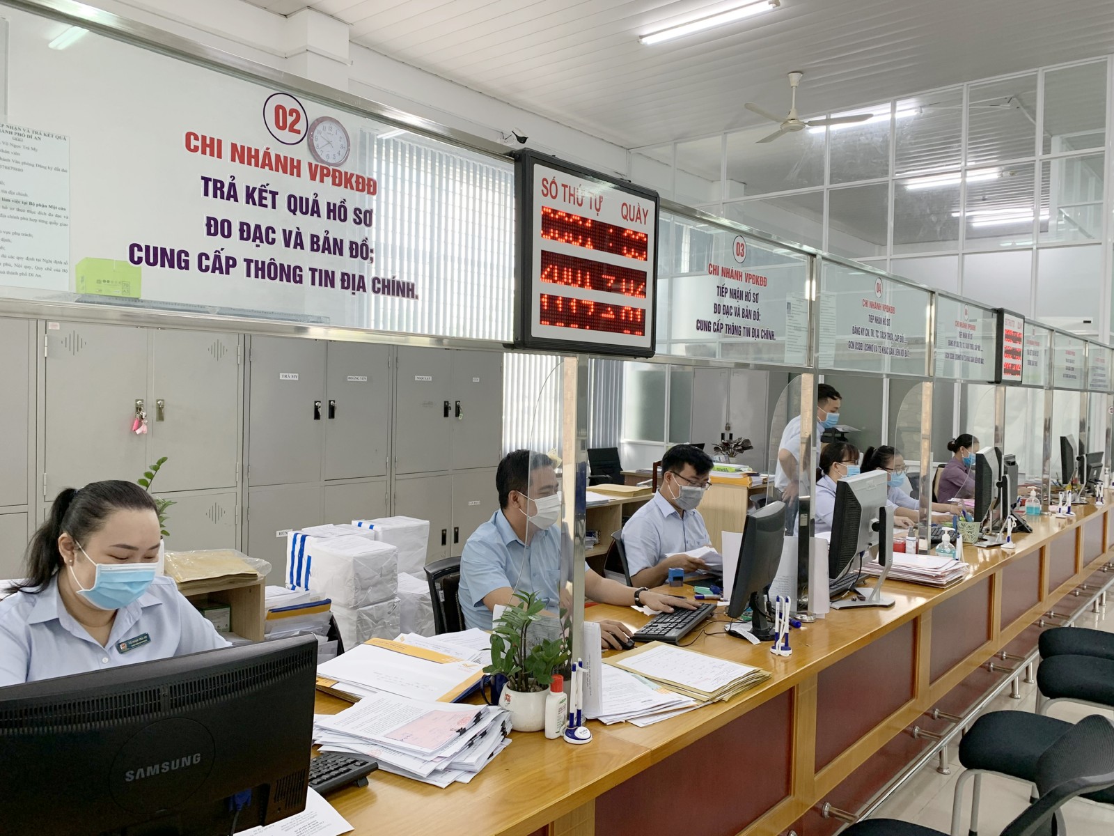 Để xin cấp sổ đỏ cho nhà ở, người dân phải tuân theo một quy trình thủ tục nghiêm ngặt