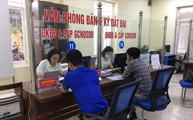 Để tiến hành làm thủ tục sang tên đất nông nghiệp năm 2023, bạn cần phải thực hiện các bước theo quy định
