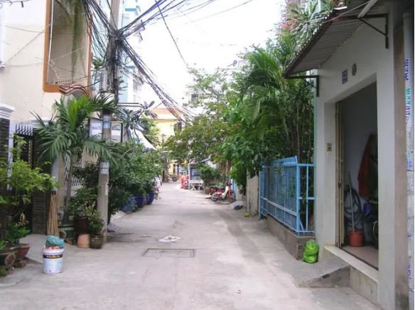 Tranh chấp lối đi chung là cách gọi chỉ các mâu thuẫn về việc mở lối đi chung, riêng hoặc do lấn, chiếm đất giữa các chủ sở hữu liền kề