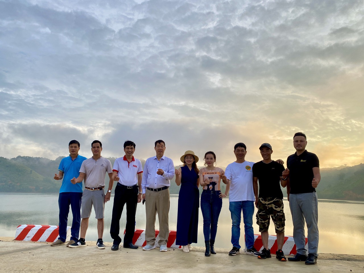 Tham quan khung cảnh xung quanh hồ Đạ Sị