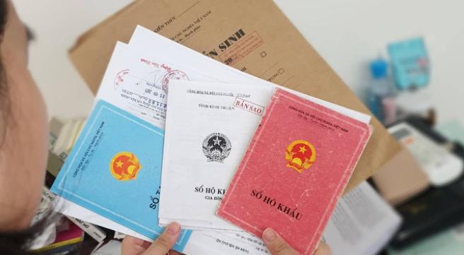 Bạn nên chuẩn bị sẵn giấy tờ khi tiến hành thủ tục nhập hộ khẩu