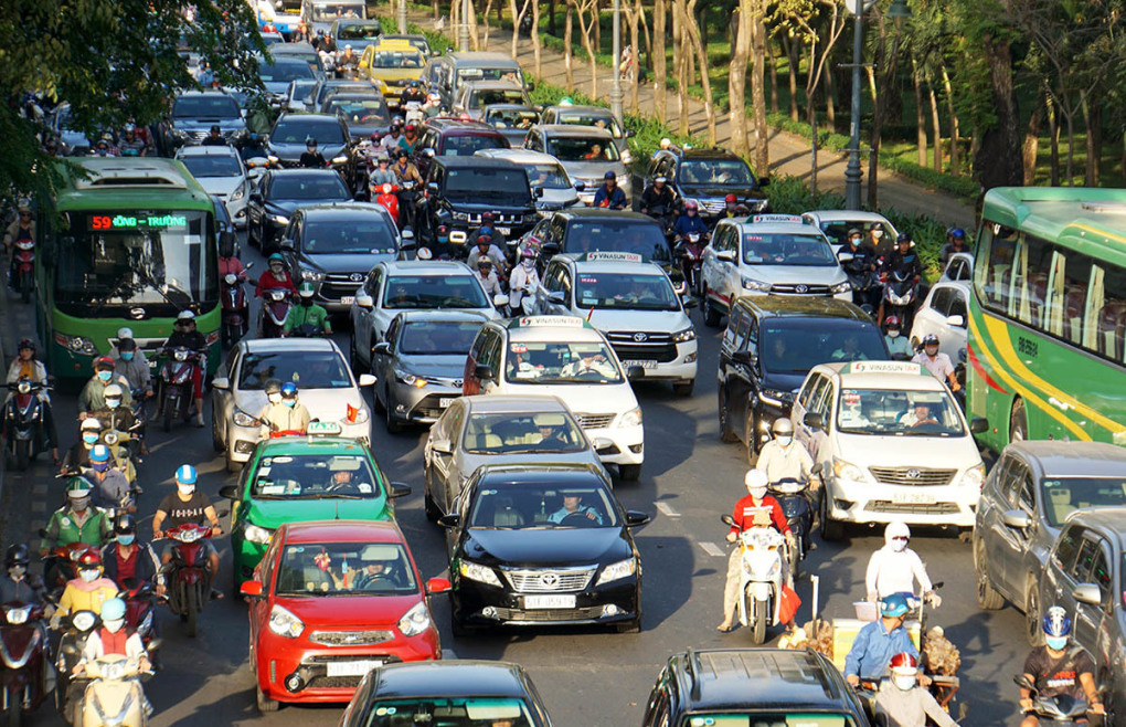 Kẹt xe trên đường Trần Quốc Hoàn cuối năm 2020, do đó các đơn vị cũng nỗ lực khởi công đầu dự án đường nối Trần Quốc Hoàn - Cộng Hoà