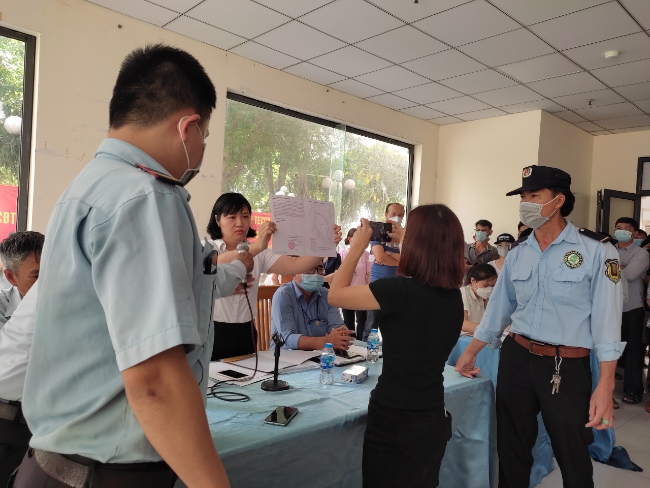 Bà Lê Thị Quế Anh trưng ra Giấy chứng nhận quyền sử dụng đất hiện tại trong cuộc đối thoại