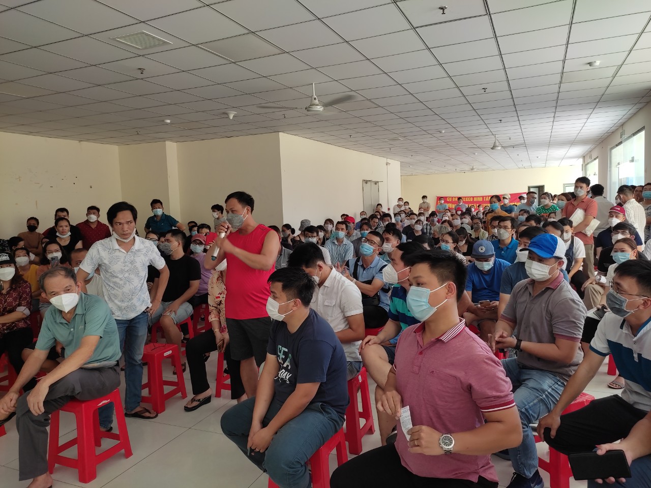 Buổi đối thoại trực tiếp lần này thu hút đông đảo cư dân tham gia