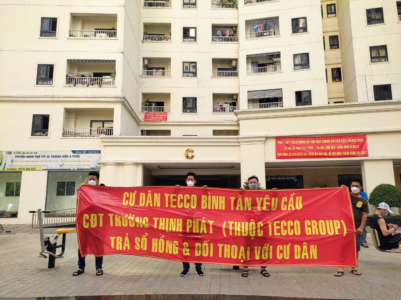 Người dân chung cư Tecco Tower Bình Tân đã treo băng rôn yêu cầu chủ đầu tư trả sổ hồng