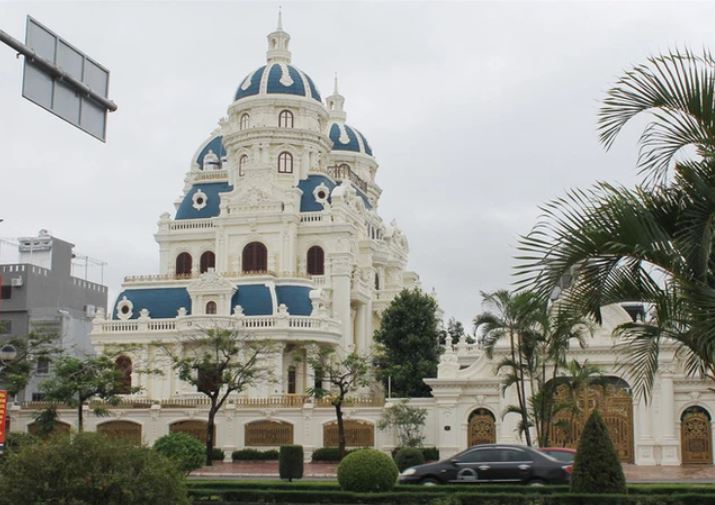 Màu chủ đạo của tòa lâu đài là trắng và vàng, làm nổi bật kiểu dáng mái vòm xanh