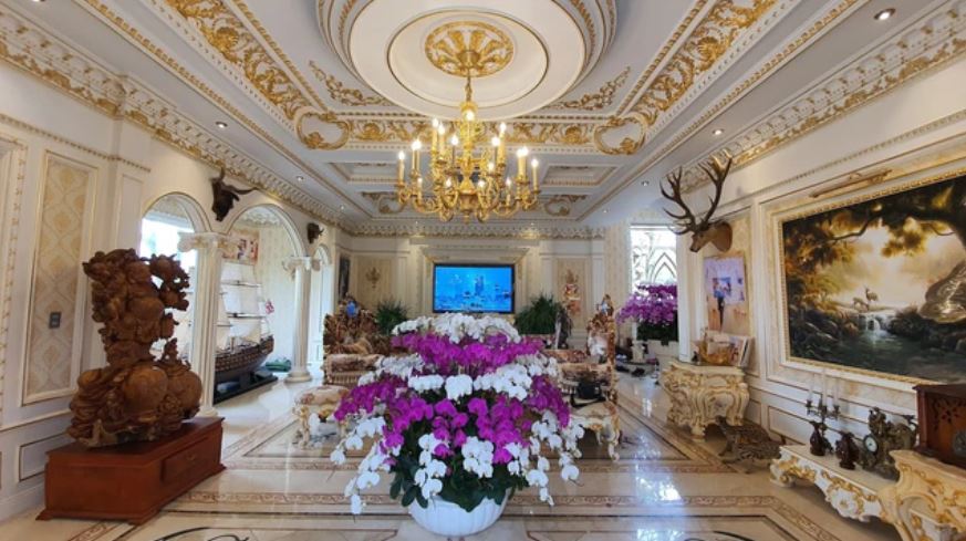 Thiết kế bên trong tòa lâu đài rất sang trọng và nguy nga