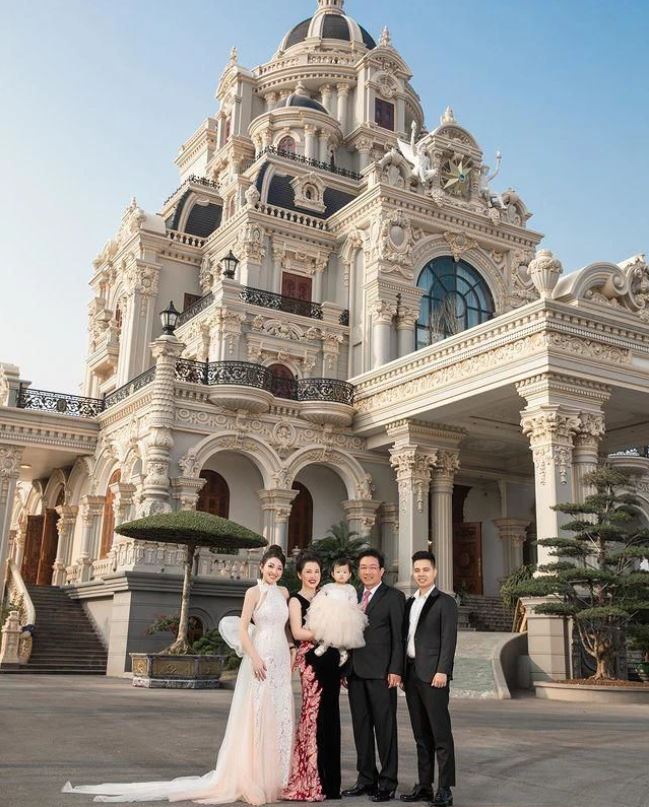 Tòa lâu đài này được trang trí với những hoa văn hết sức cầu kỳ và tinh xảo