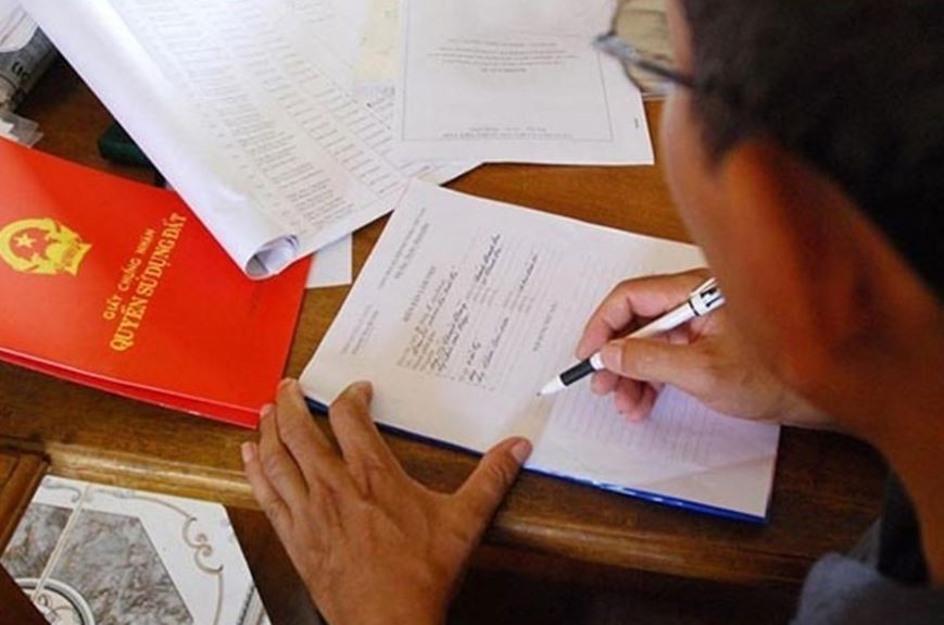 Thủ tục đính chính thông tin sổ đỏ cần nộp hồ sơ tại Văn phòng đăng ký đất đai