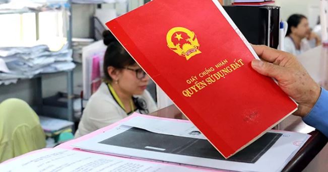 Người có giấy tờ quyền được sử dụng đất do cơ quan thẩm quyền cấp trong quá trình thực hiện chính sách đất đai của Nhà nước