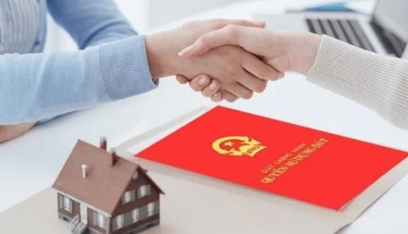 Khi cấp Sổ đỏ cho đất, người dân cần phải nộp lệ phí trước bạ, cấp giấy chứng nhận và phí thẩm định hồ sơ