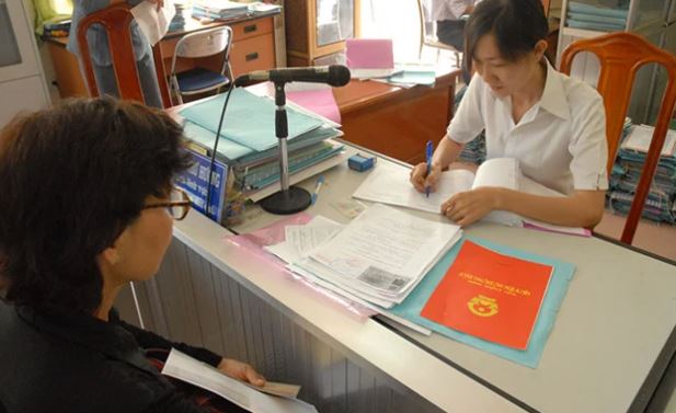 Người có tên trên Giấy chứng nhận hoặc người ủy quyền chỉ được chuyển nhượng khi các thành viên trong hộ gia đình sử dụng đất đồng ý