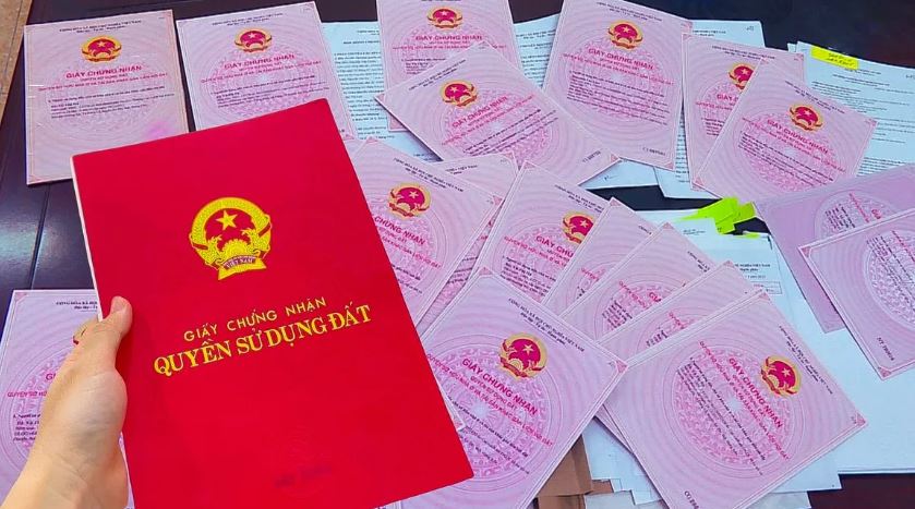 Hồ sơ xin cấp sổ đỏ lần đầu bao gồm đơn đăng ký cấp Giấy chứng nhận quyền dùng đất, biên lai đóng thuế, xác nhận của UBND cấp xã về thời điểm bắt đầu sử dụng đất,…