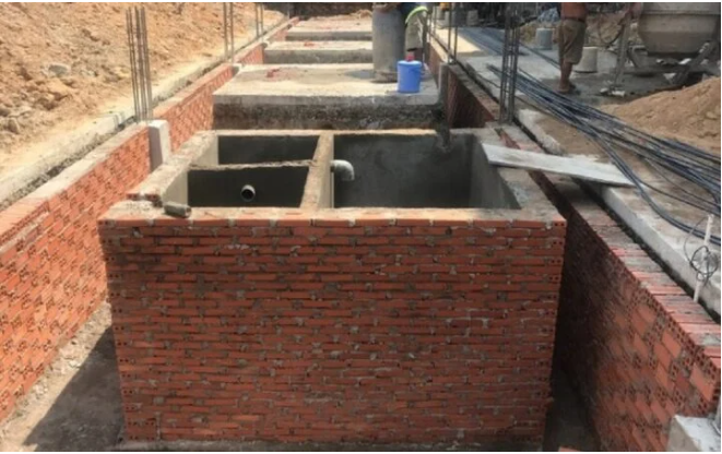 Bạn nên xây bể phốt cách xa khu vực nước sinh hoạt tối thiểu là 15m